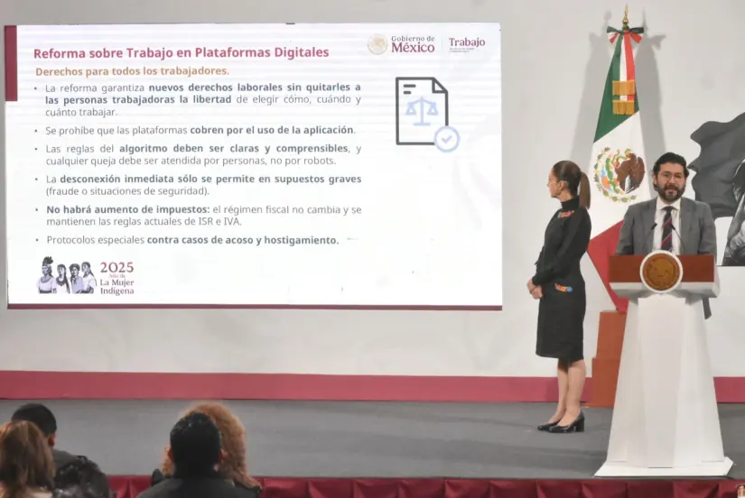 Claudia Sheinbaum y Marath Baruch Bolaños López. Foto: Enrique Pérez Huerta