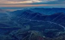 Esta carretera te lleva a un río donde puedes disfrutar de la naturaleza y el canto de aves exóticas