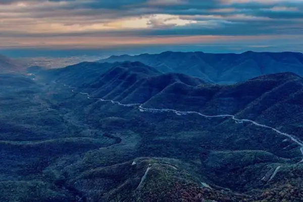 Esta carretera te lleva a un río donde puedes disfrutar de la naturaleza y el canto de aves exóticas