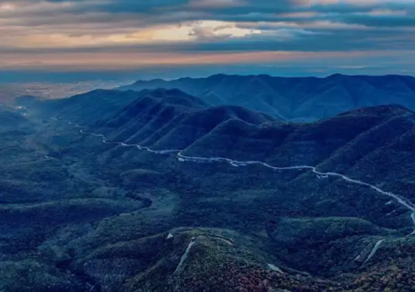 Esta carretera te lleva a un río donde puedes disfrutar de la naturaleza y el canto de aves exóticas