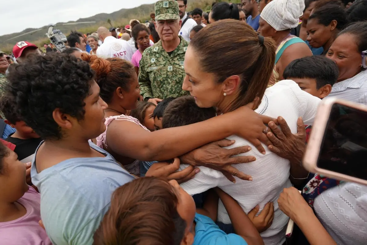 Claudia Sheinbaum con familias oaxaqueñas afectadas por Erick Foto: X(Twitter) @GobiernoMX