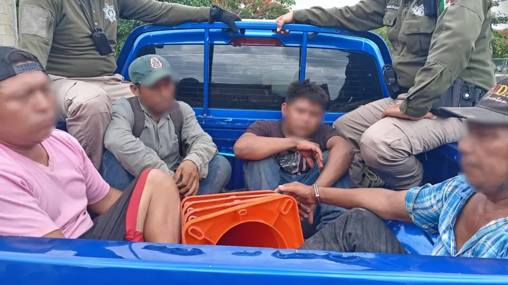 Detienen a 4 sujetos por tirar escombro en vía pública de Kanasín
