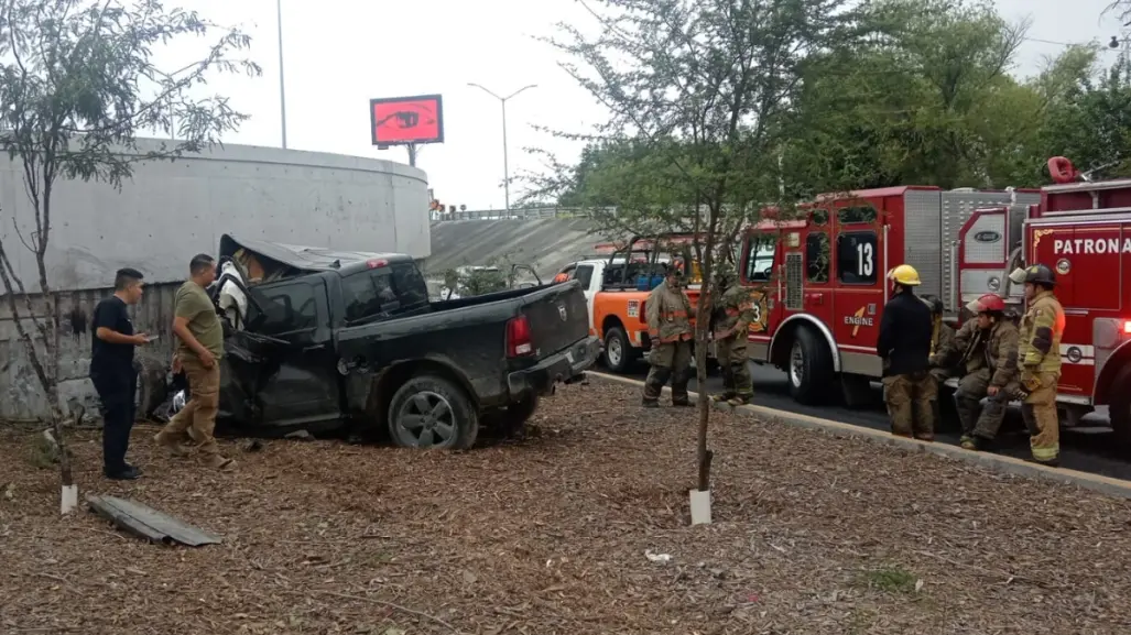 Conductor muere tras estrellarse en muro sobre la avenida Morones Prieto