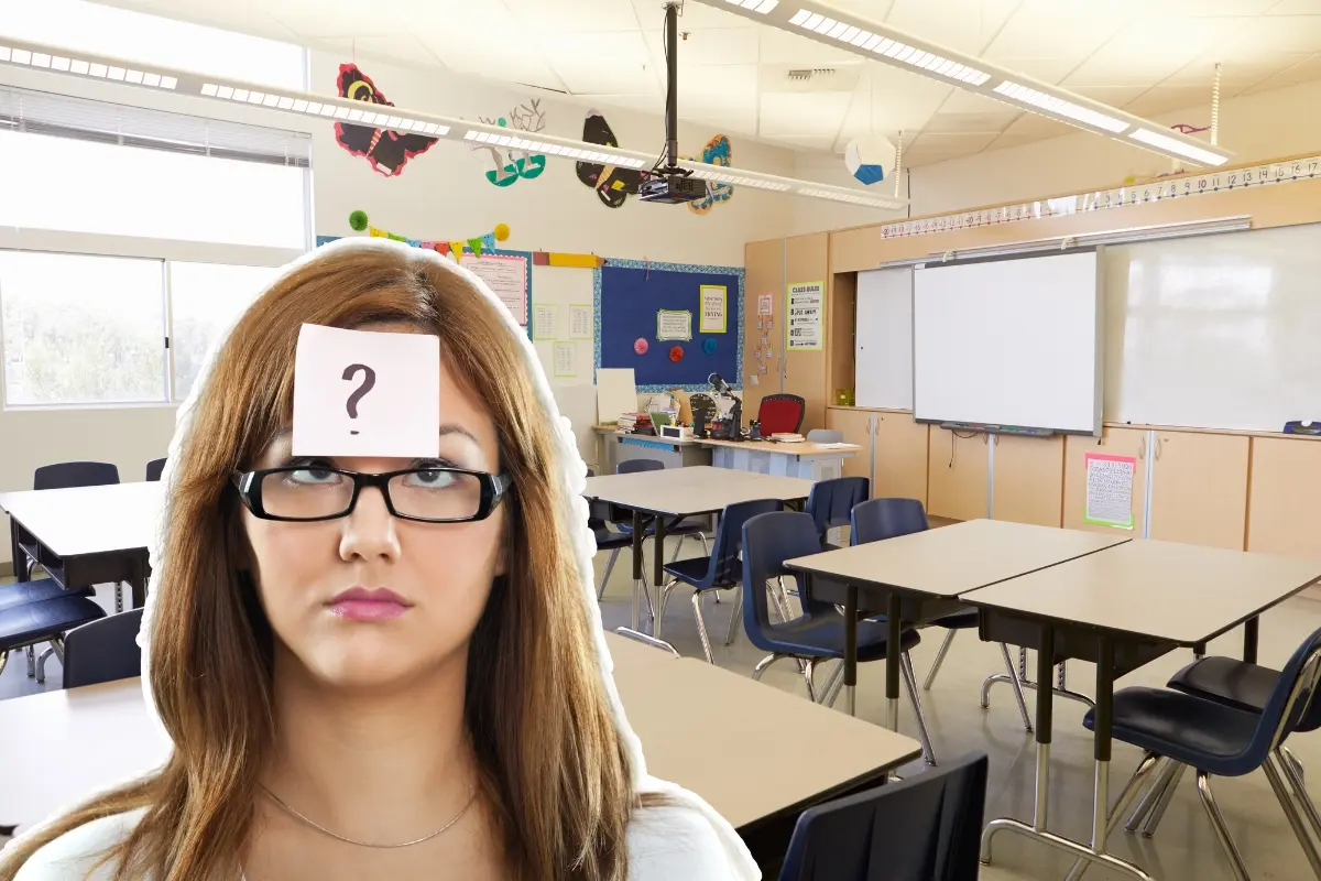Un salón de clases vacío y una mujer. Foto: Canva