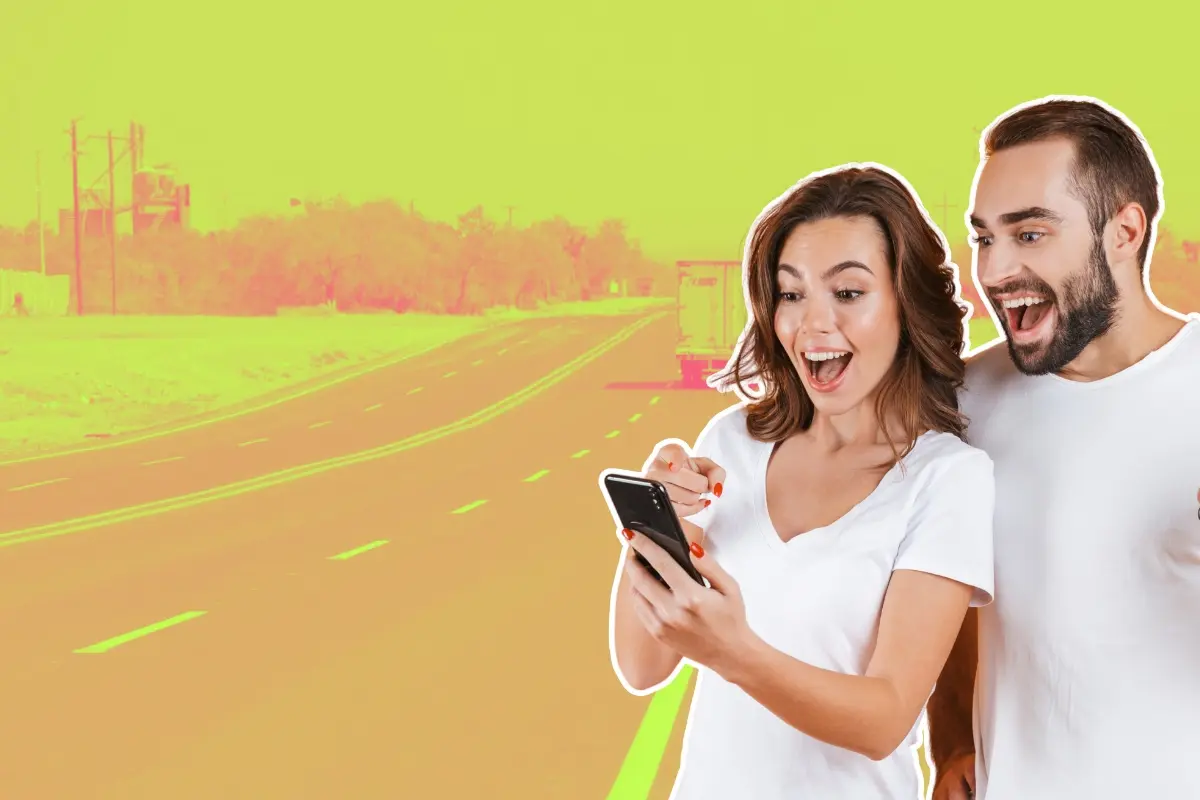 Una carretera y una pareja. Foto: Canva