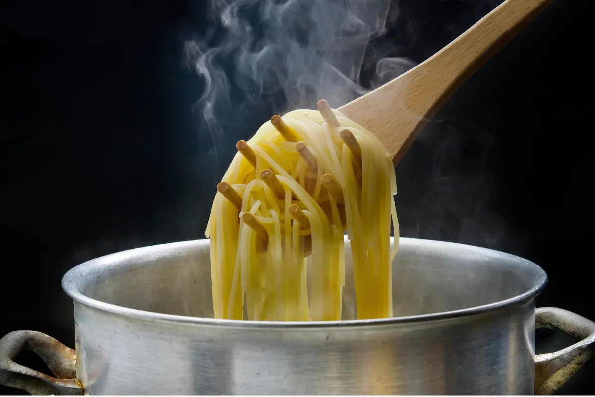 El almidón que tiene la pasta es lo que hace que se pegue. Foto: Canva