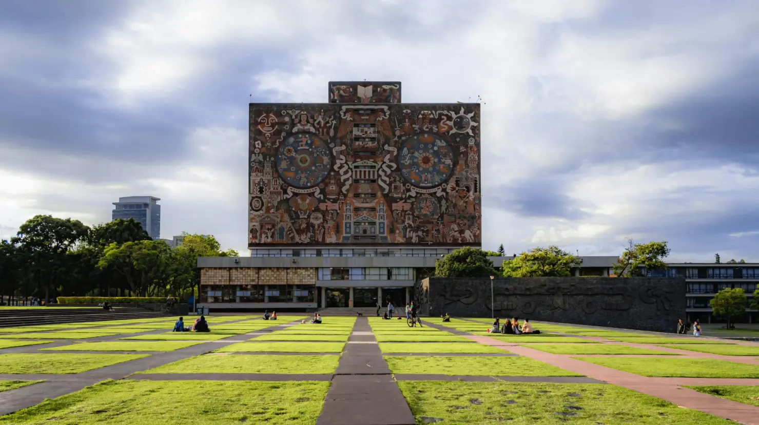 UNAM desciende 42 lugares en el ranking de las mejores universidades del mundo. Foto: Canva