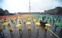 La CDMX rompe récord con la bandera LGBT más grande del mundo en el Zócalo