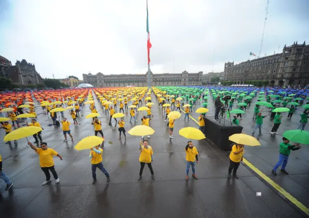 La CDMX rompe récord con la bandera LGBT más grande del mundo en el Zócalo
