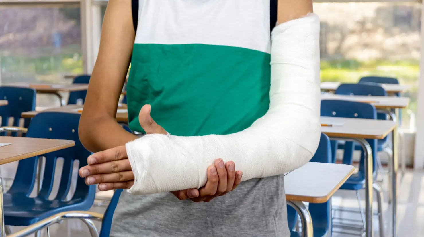 Padres piden reubicación del agresor y que cubra gastos médicos tras fractura del menor. Foto: Biblioteca Canva