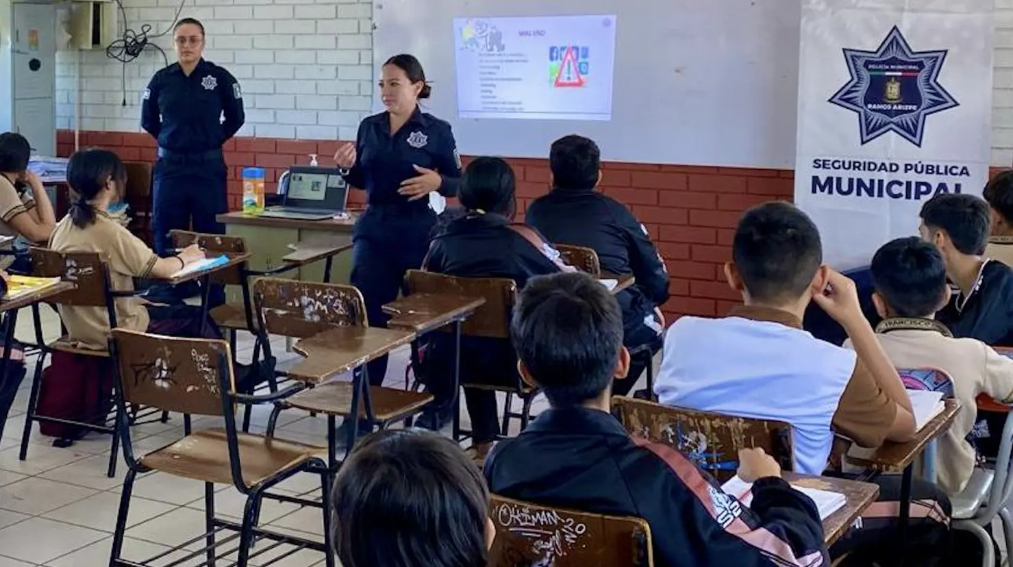 Elementos de seguridad dan pláticas de seguridad digital en escuelas de Ramos Arizpe. Foto: Gobierno de Ramos Arizpe