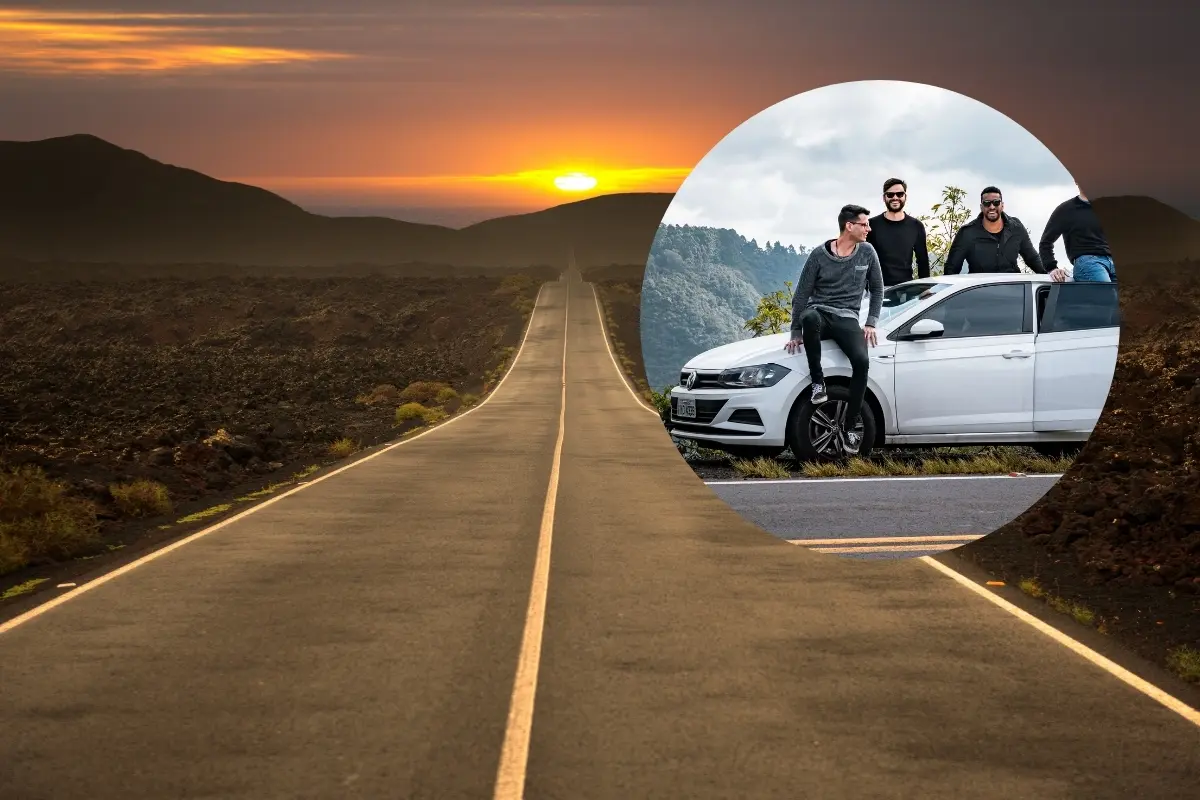 Una carretera y jóvenes en un vehículo. Foto: Canva