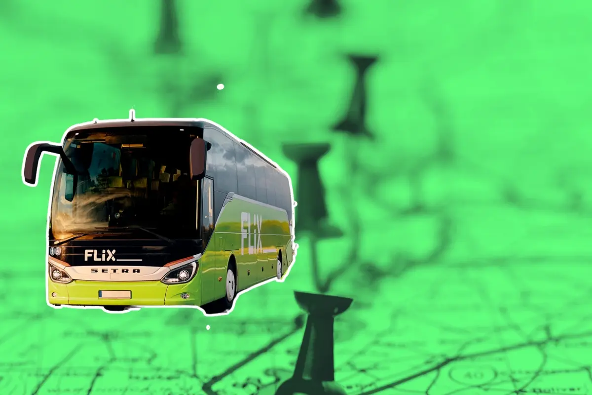 Un autobús de Flix y un mapa. Foto: Canva