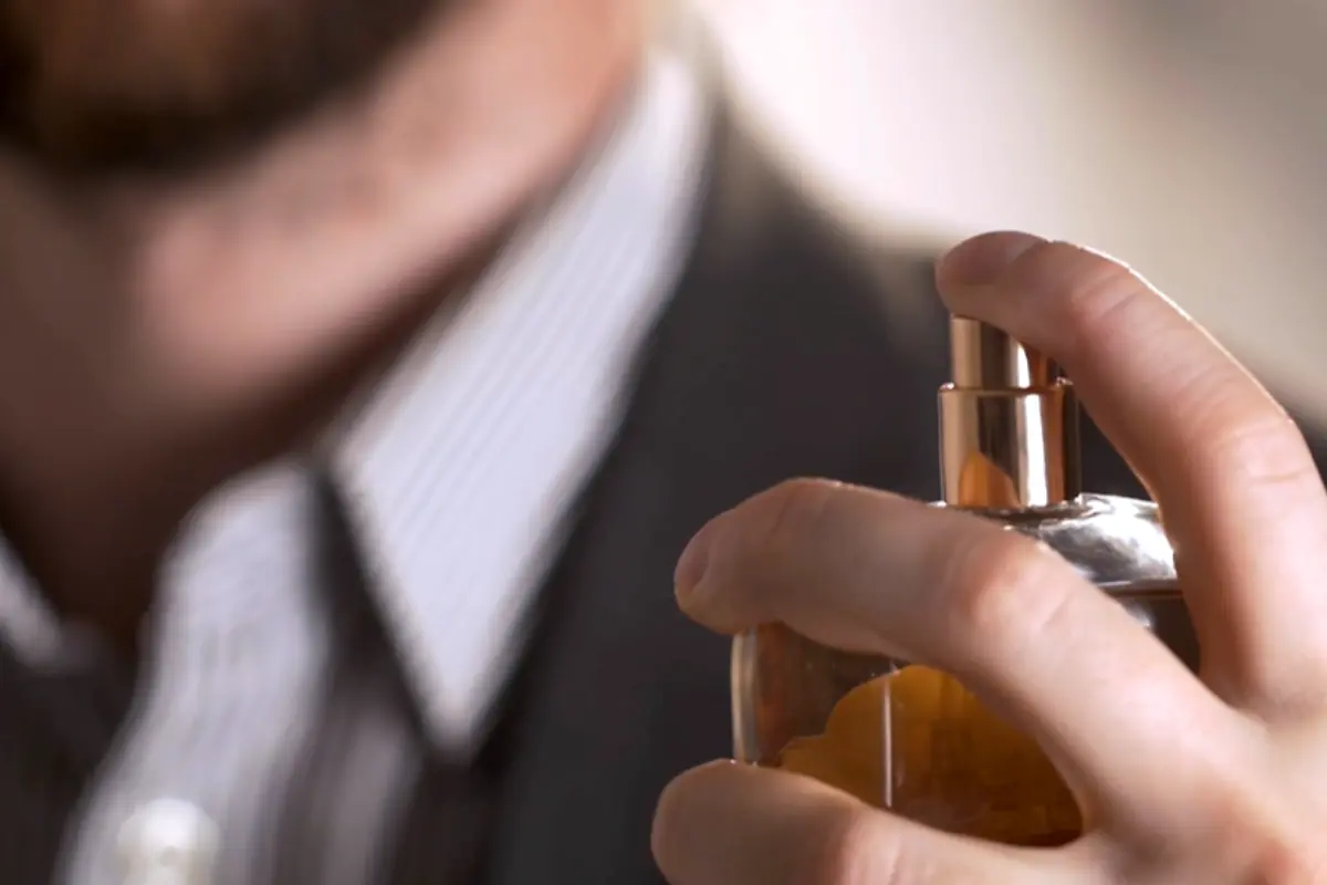 La popularidad de los perfumes amaderados se debe a su intensidad y calidez, ideales para el hombre moderno. Foto: Canva