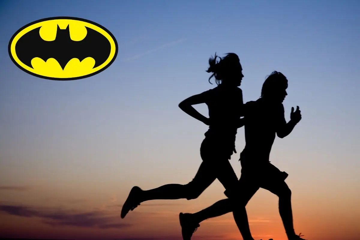 Personas corriendo al amanecer, logo de batman. Foto: pinterest | Canva