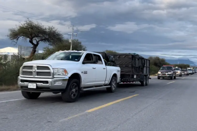 Caravana de paisanos transitando por carreteras de Tamaulipas. Foto: Carlos García