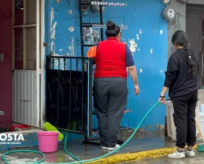 "Perdí mi sala y mi estufa": afectados por segundo año limpian tras desborde en Naucalpan