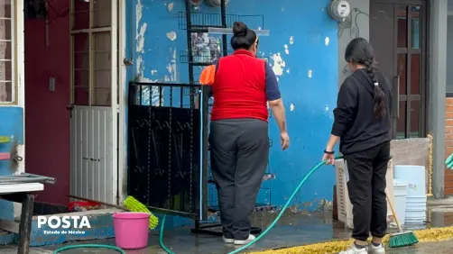 "Perdí mi sala y mi estufa": afectados por segundo año limpian tras desborde en Naucalpan