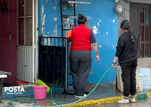 "Perdí mi sala y mi estufa": afectados por segundo año limpian tras desborde en Naucalpan