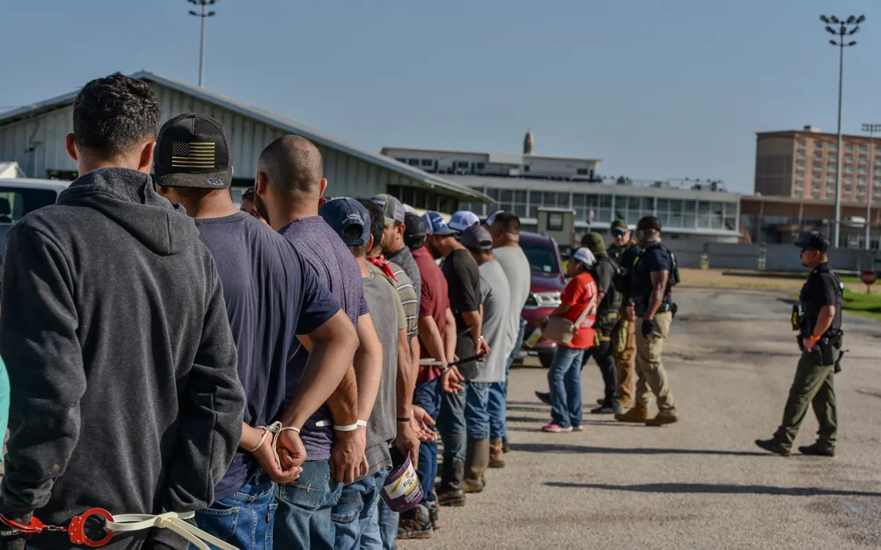 Migrantes detenidos por el ICE en Louisiana. Foto: X (@ICEgov)