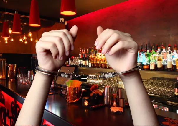 Detienen a dos menores por estar dentro de un bar durante redada en Cabo San Lucas