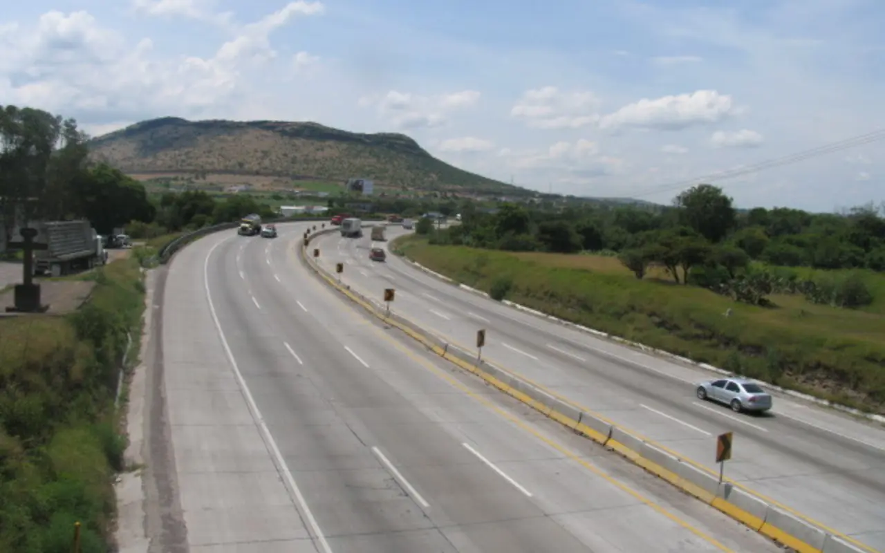 Autopista México-Querétaro (carretera 57) en San Juan del Río, Querétaro. Foto: Wikipedia (Sir hooky71)