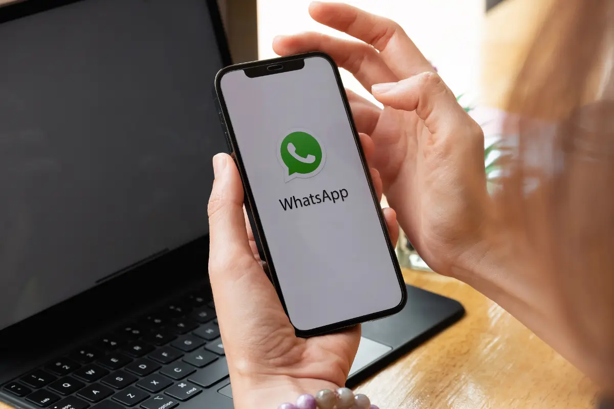 A partir del 1 de julio de 2025, WhatsApp dejará de funcionar en varios modelos de teléfonos móviles. Foto: Canva