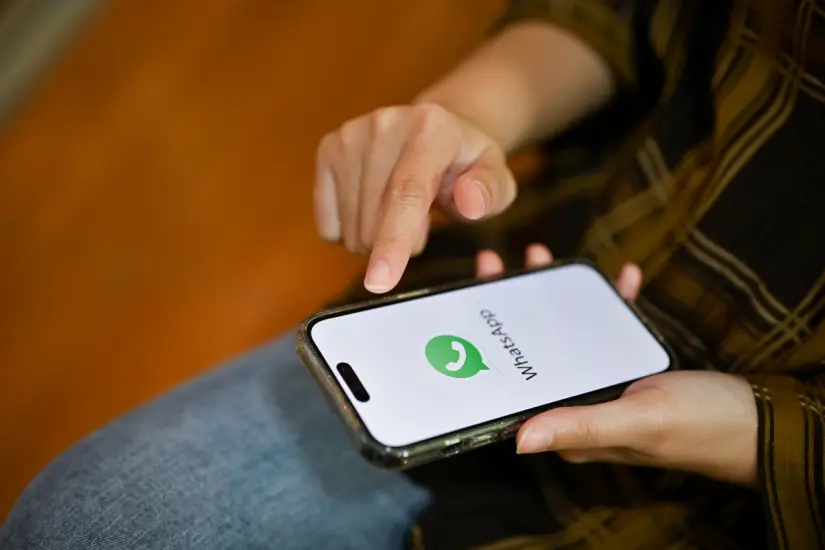 Desde el 1 de julio de 2025, los usuarios de ciertos dispositivos deberán actualizar sus teléfonos para seguir usando WhatsApp. Foto: Canva