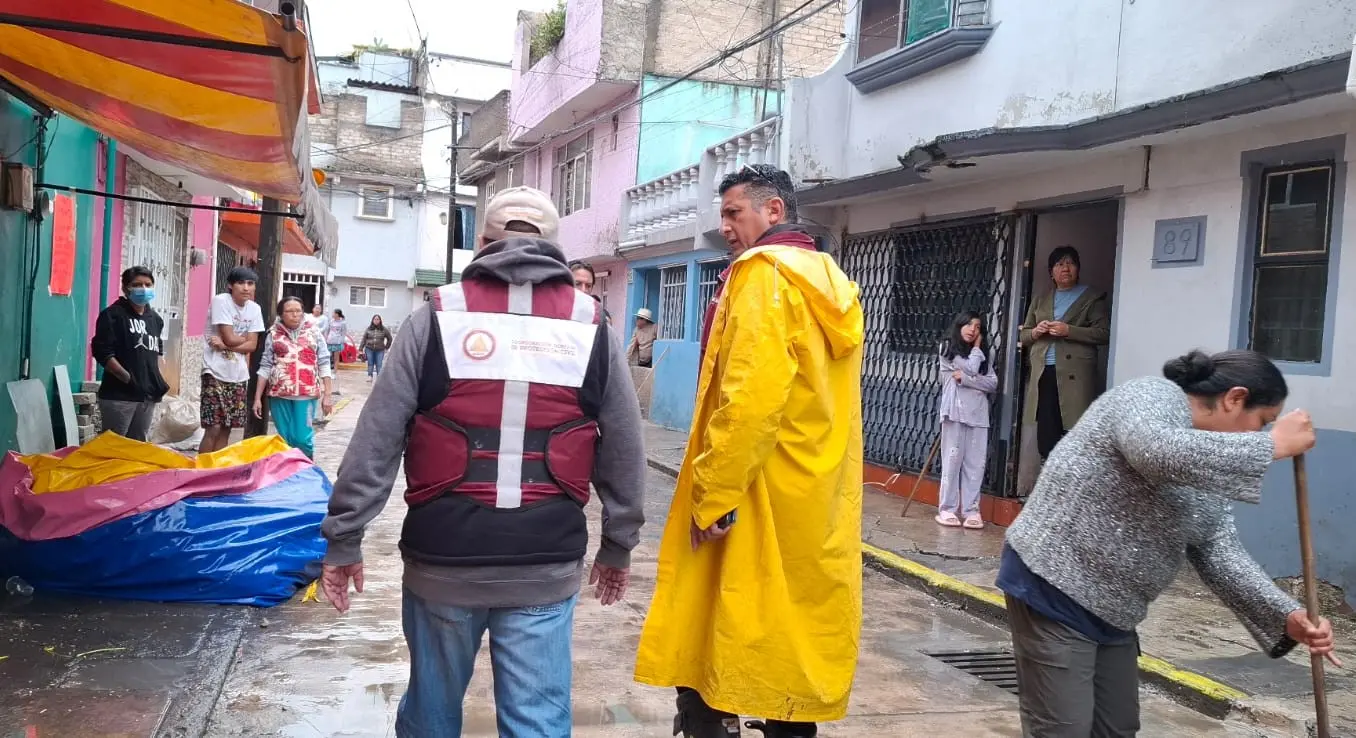 Tras el descenso del agua, personal del Grupo Tláloc realizó labores de desalojo y limpieza. Imagen: GEM