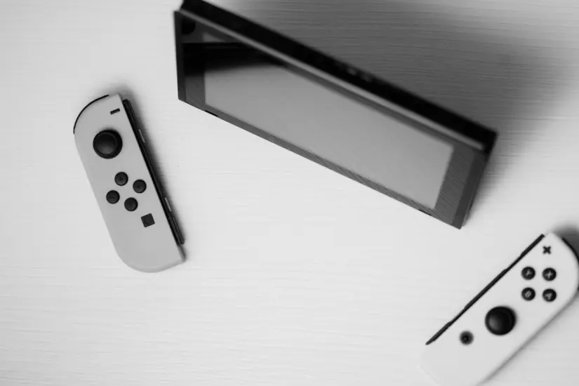 Con pantalla brillante y gran almacenamiento la Nintendo Switch OLED es una opción destacada para quienes aman jugar sin límites. Foto: Canva