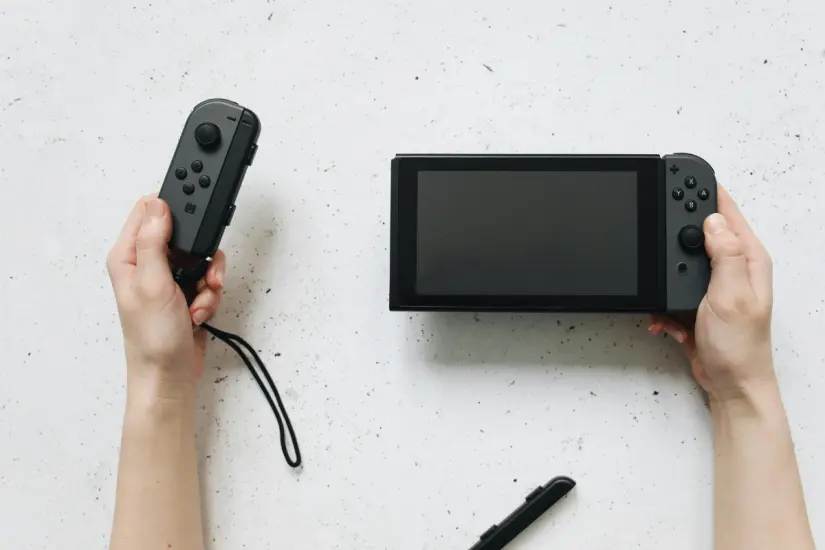 La Nintendo Switch OLED brinda una experiencia envolvente y flexible perfecta para quienes buscan jugar en cualquier momento y lugar. Foto: Canva