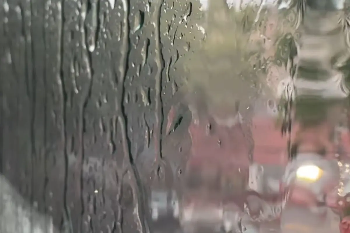 Lluvia a través de una ventana en CDMX. Foto: Sandra Ortega