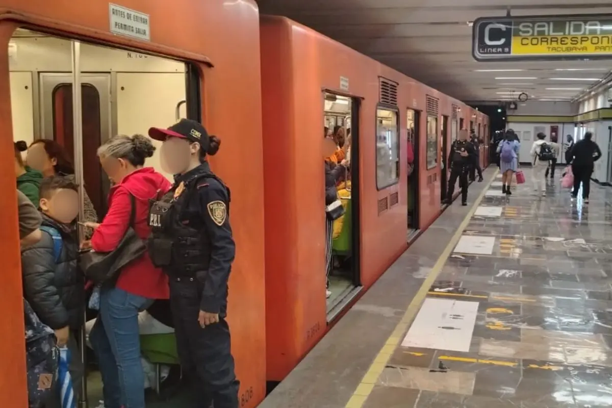 Personas en vagón detenido del Metro CDMX. Foto: Metro CDMX