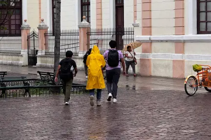 Tren de ondas tropicales seguirá generando fuertes lluvias en Yucatán Tren de ondas tropicales seguirá generando fuertes lluvias en Yucatán