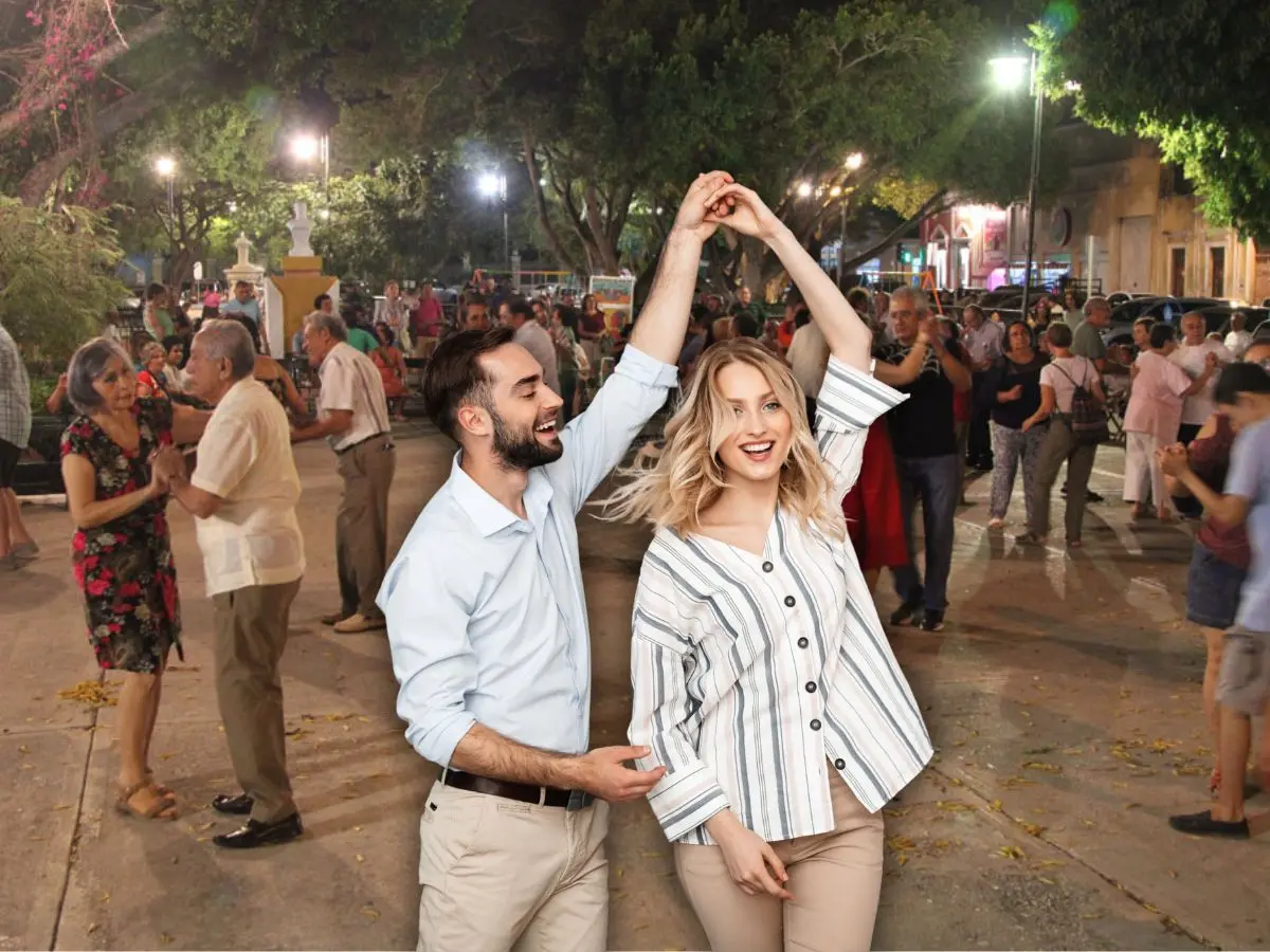 Todos los martes se puede disfrutar de un baile y qué mejor hacerlo en uno de los parques más emblemáticos de Mérida.- Fuente Mérida es Cultura y Canva