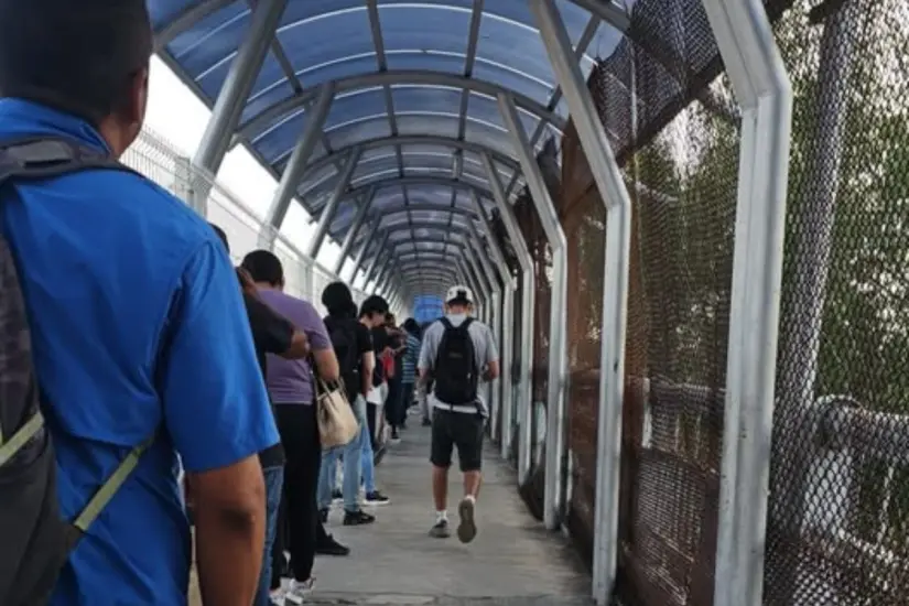 Fila peatonal en el puente Hidalgo | Foto: FB