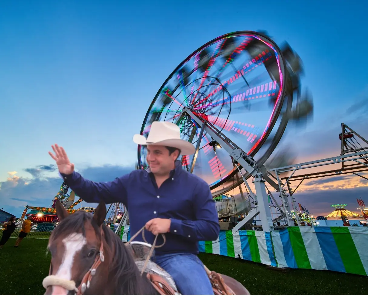 El alcalde de Salinas Victoria, Raúl Cantú de la Garza, lanzó la invitación abierta a la comunidad para participar en la tradicional cabalgata. Foto: Canva/Raúl Cantú de la Garza.