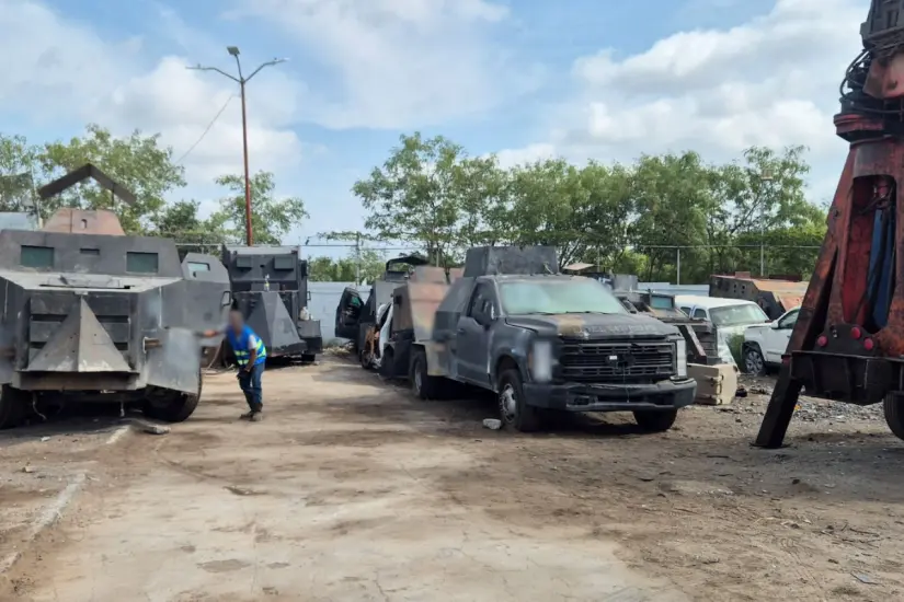 La demolición de los vehículos monstruo se llevó a cabo en las instalaciones de la FGR en Reynosa | Foto: FGR