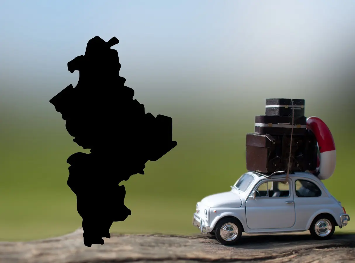 A poco menos de una hora en automóvil, esta carretera recorre imponentes paisajes de la Sierra Madre Oriental y conecta los municipios de Linares e Iturbide. Foto: Canva.