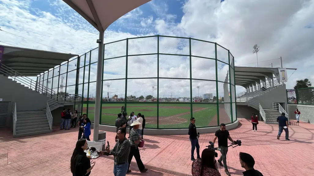¿Quién se encarga del mantenimiento del estadio de béisbol Antonio Memín Garibay?