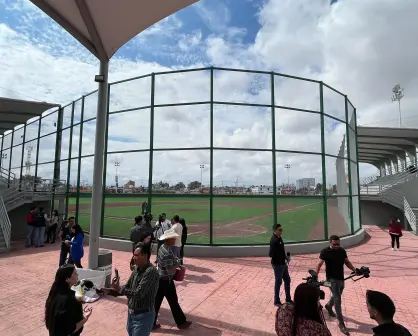 ¿Quién se encarga del mantenimiento del estadio de béisbol Antonio Memín Garibay? 