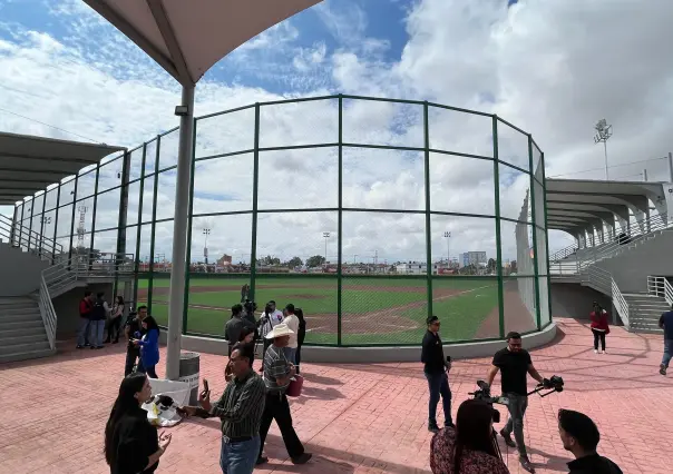 ¿Quién se encarga del mantenimiento del estadio de béisbol Antonio Memín Garibay? 