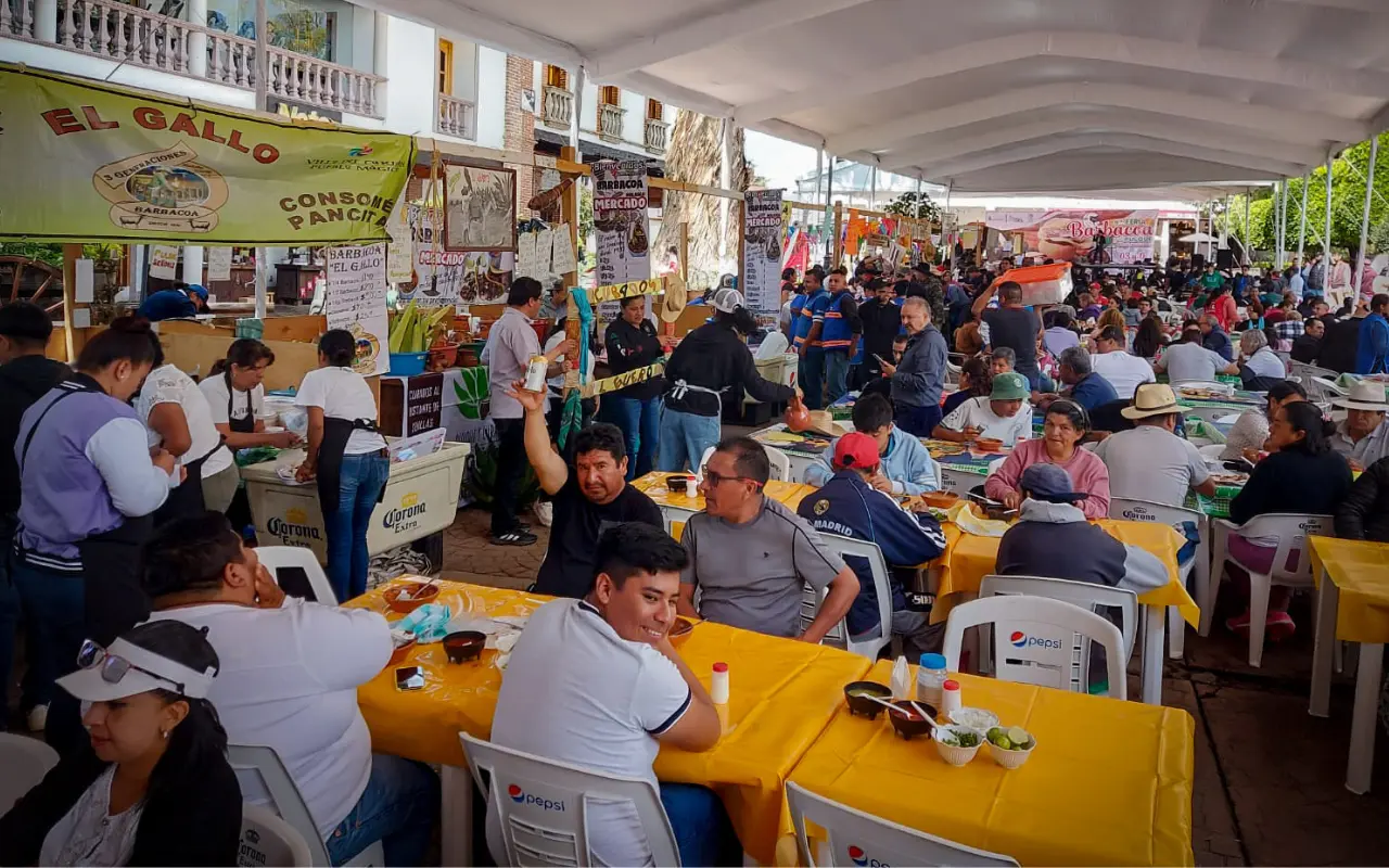 Visitantes disfrutan barbacoa tradicional y pulque curado en la 9a edición de la Feria de Villa del Carbón. Foto: FB/ Ayuntamiento de Villa del Carbón (Canva)