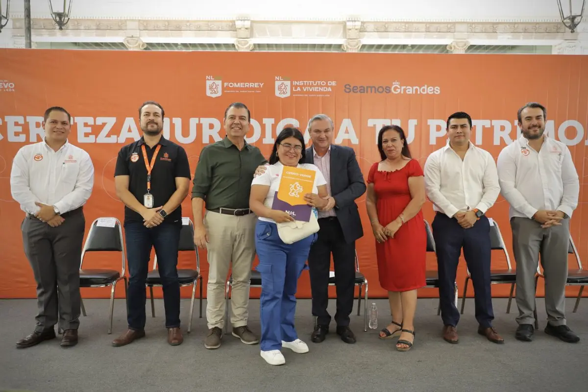 Después de más de cuatro décadas de vivir en la incertidumbre, 60 familias del sector Cerro Verde en Guadalupe firmaron sus contratos de propiedad/Foto: Gobierno Nuevo León