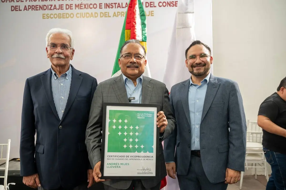 El alcalde de Escobedo, Andrés Mijes, durante su nombramiento como vicepresidente de la Red de Ciudades del Aprendizaje de México. Foto: Gobierno de Escobedo