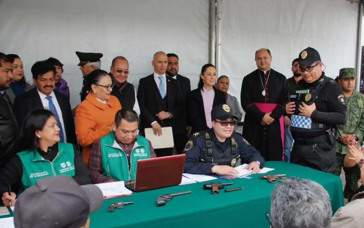 Claudia Sheinbaum, Rosa Icela Rodríguez y funcionarios en actividades de Sí al Desarme, Sí a la Paz en la CDMX. Foto: Gobierno de la Ciudad de México