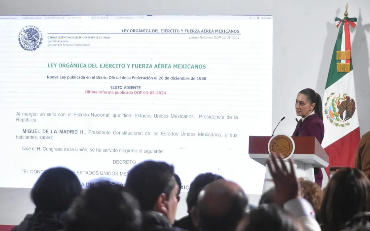 Claudia Sheinbaum leyendo la Ley Orgánica del Ejército y Fuerza Aérea Mexicanos. Foto: Enrique Pérez Huerta