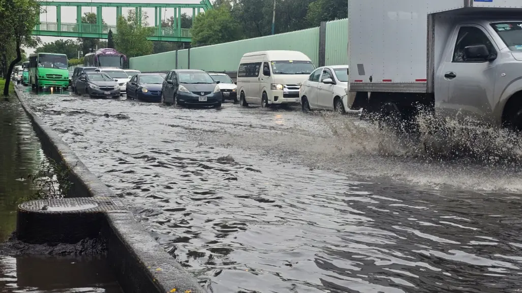 Inundación en Zaragoza paraliza carriles centrales y exigen desazolve urgente