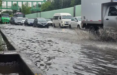 Inundación en Zaragoza paraliza carriles centrales y exigen desazolve urgente