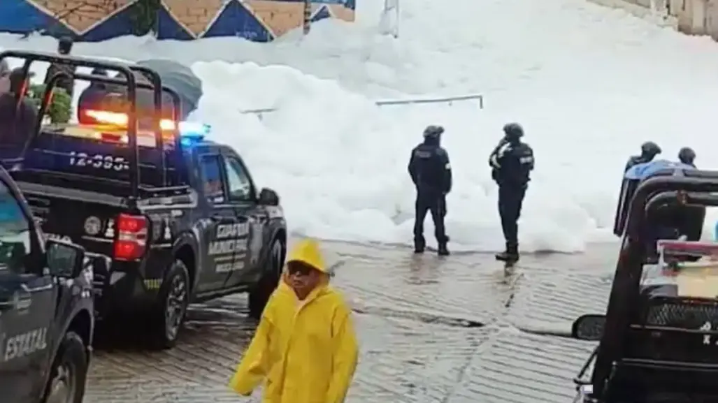 Espuma en presa Los Cuartos de Naucalpan genera intoxicación tras entrar en ella